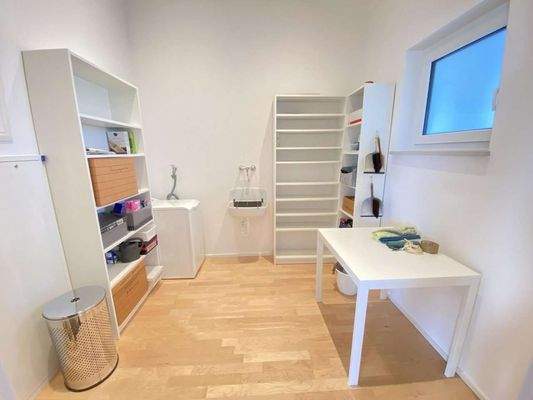 geräumiger Hauswirtschaftsraum