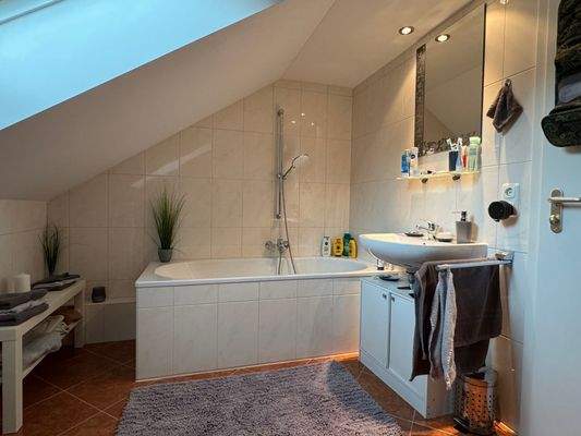 Das Badezimmer im Dachgeschoss