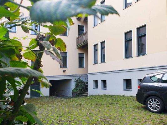 Innenhof mit Parkplatz.jpg