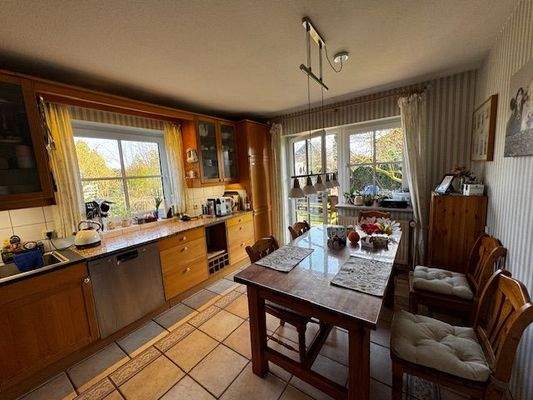 Küche mit Essplatz und Ausgang zur Terrasse