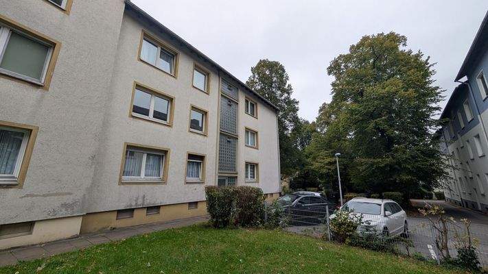 Wohngebäude mit Parkplatz