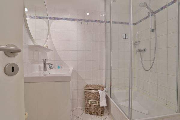 Duschbad mit moderner Ausstattung