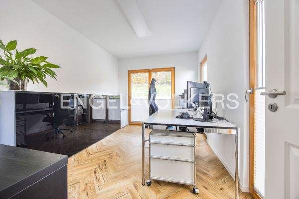 Arbeitszimmer im Erdgeschoss mit bodentiefen Fenstern