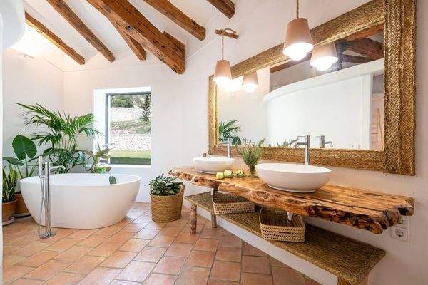 Modernes Badezimmer mit Badewanne und mallorquinischem Charme