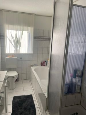 BAD MIT DUSCHE UND WC.jpg