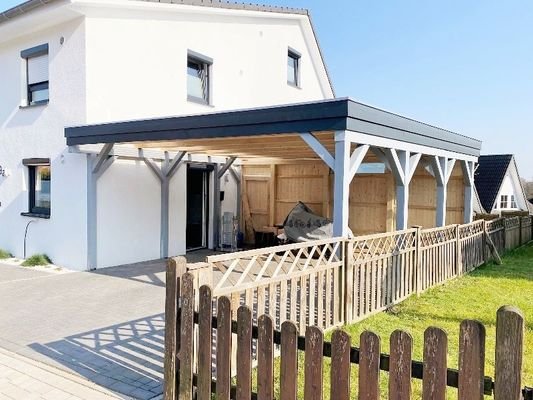 Doppel-Carport mit Zugang zur Küche.JPG