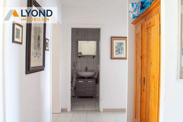 Flur mit Blick zum Bad