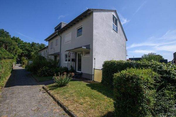 Frontseite mit Vorgarten