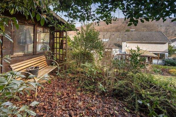 Gartenhaus mit Blick auf das Haus
