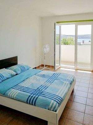 Schlafzimmer mit Doppelbett, Balkon und Meerblick