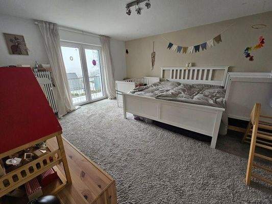 Zimmer mit Ausgang zum Balkon