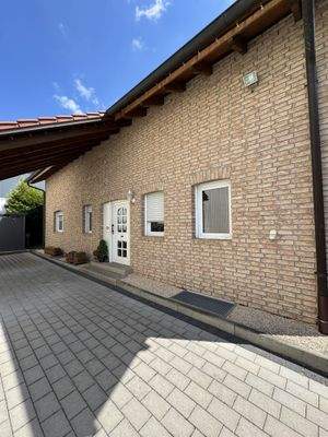 Wohnhaus Ansicht + Eingang