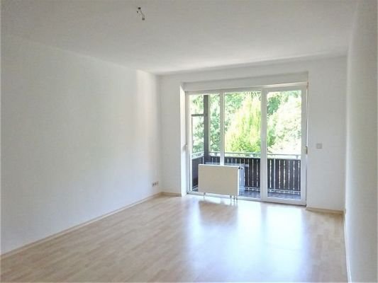 Wohnzimmer mit Balkon