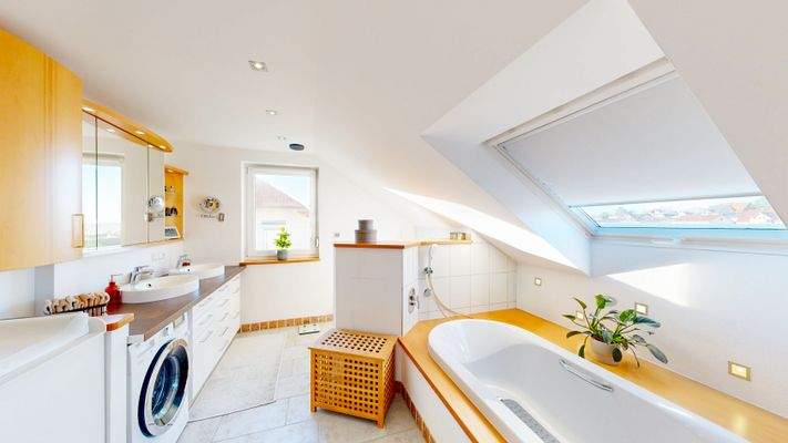 Badezimmer mit Wanne & Dusche