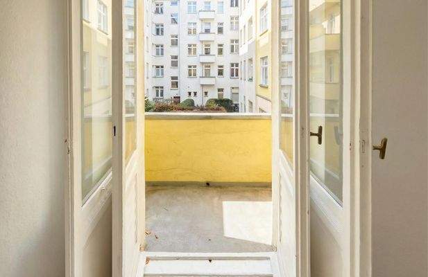 Wohnzimmer mit Balkon