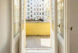 Wohnzimmer mit Balkon