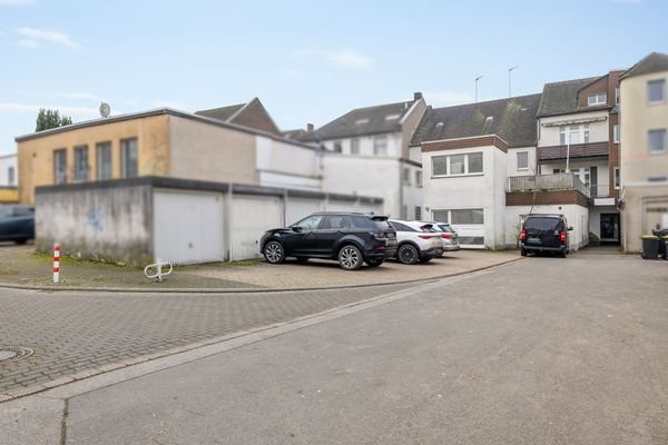 Rückseite mit Garagen