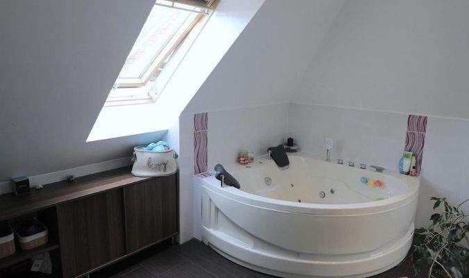 makellos EFH SN Hufenweg - Bad im OG (1).jpg