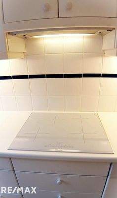 Küche Induktionsf. weiß u. Dunstabz.