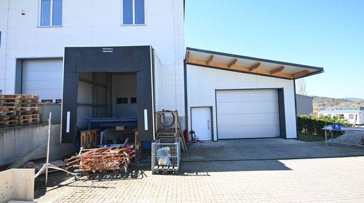 separate Halle nebenan