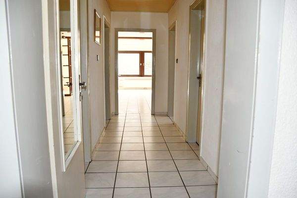 3 Wohnung Erdgeschoss - Flur.JPG