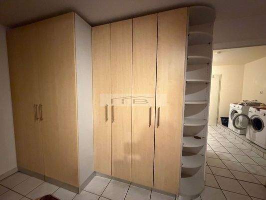 UG - Büro mit Schränken (hinter der Waschküche)