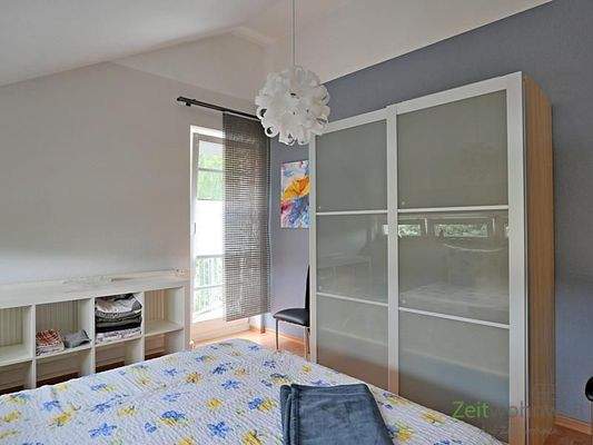 Kliederschrank und Balkonfenster