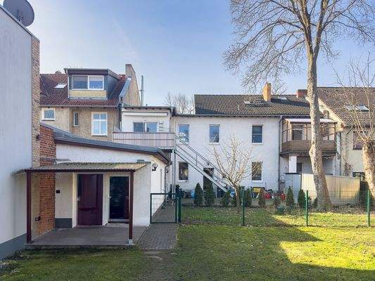 Gebäuderückseite mit Remise