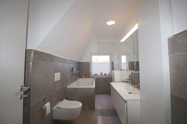 Hochwertiges Bad mit Wannen-Whirlpoolfunktion DG