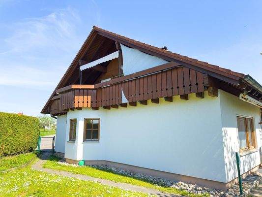 Seitenansicht mit Blick zum Balkon