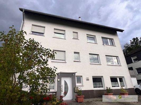 Vordere Ansicht des Mehrfamilienhauses