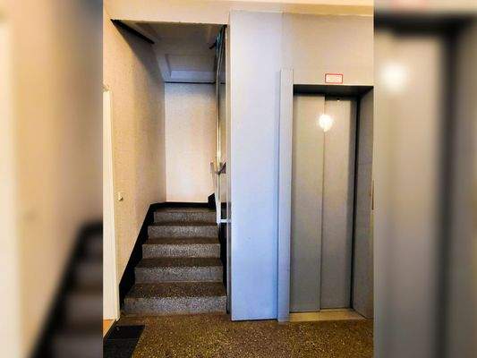 Treppenhaus mit Aufzug.jpg