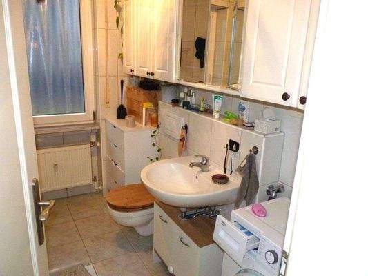 Tageslichtbad mit Wanne und Dusche