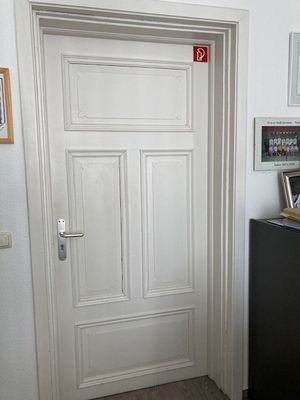 Vierfüllungstür im Büro