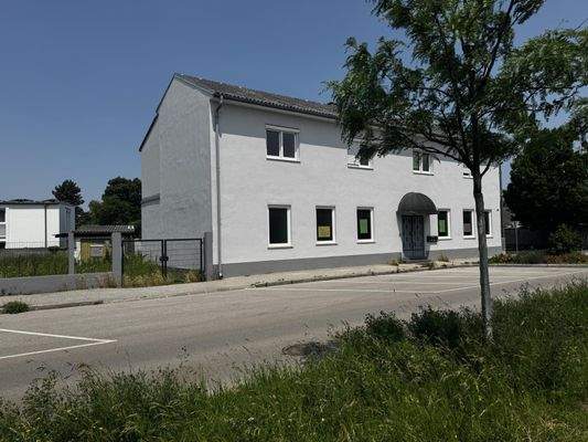 Ansicht mit Parkplatz