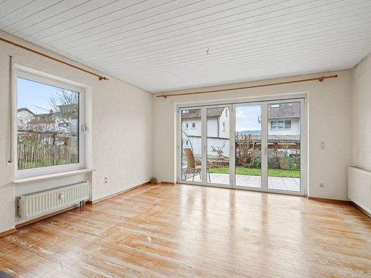 Heller Wohnraum mit Terrasse