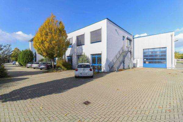 Parkplätze und Hallenzugang