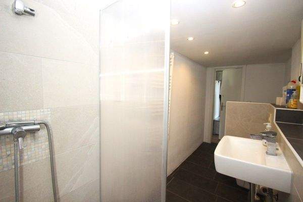 ... und ebenerdiger Dusche