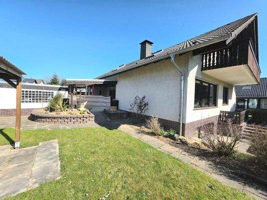 Seitenansicht mit Garage