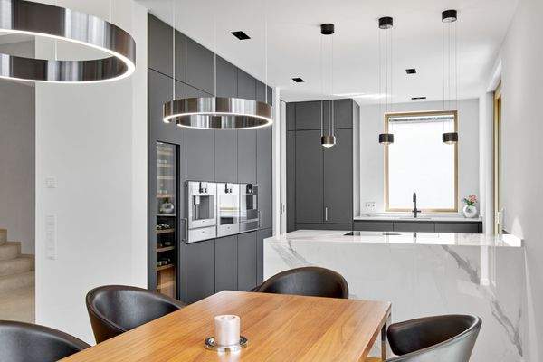 Küche ausgestattet mit hochwertigen Einbaugeräten