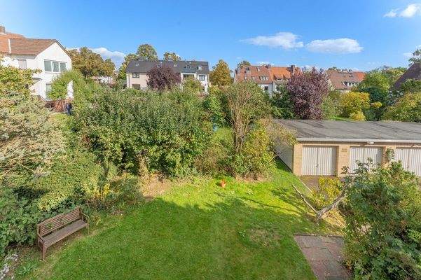 Blick vom Balkon in den Garten