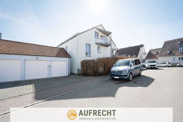 Hausansicht mit Garagen