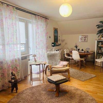 Wohnzimmer mit Blick zum Balkon