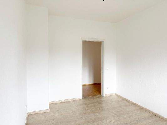 Schlafzimmer 2 mit Blick Richtung Flurbereich