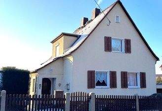 Vorderansicht und Hauseingang