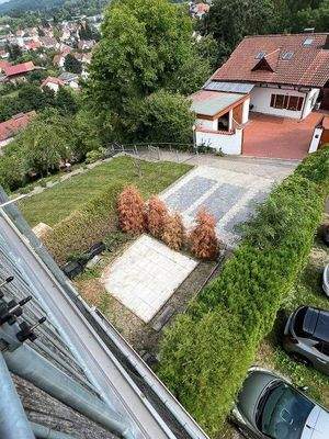 Terrasse und Stellplätze