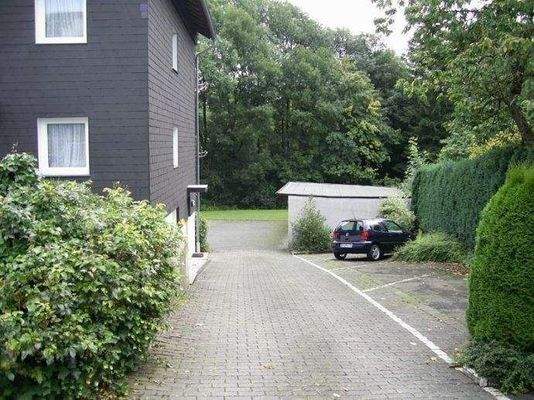 Haus u. Garageneinfahrt