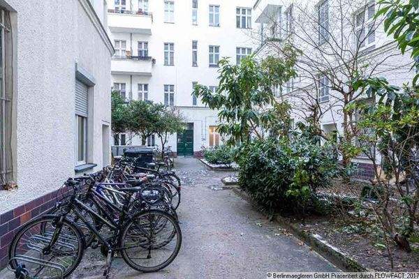 Hof mit Fahrradstellplätzen