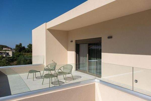 Kreta, Tavronitis: Zeitgenössisch eingerichtete Villa mit Pool zu verkaufen