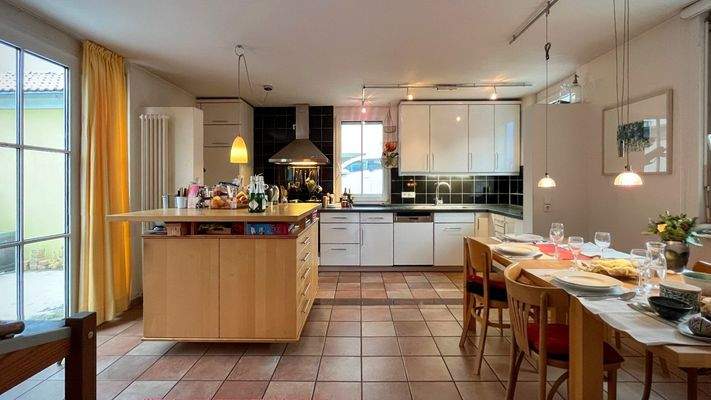 Großräumige offene Wohnküche mit Kochinsel - perfekt für ein gemütliches Beisammensitzen